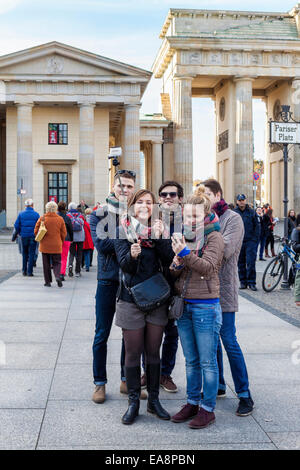 Berlino, Germania, 8 novembre, 2014. Berlino sta celebrando venticinque anni dopo la caduta del muro e dalla riunificazione pacifica di Oriente e Occidente. Una fila di illuminato palloncini bianchi è stato eretto lungo il percorso del muro di Berlino - un confine di luce o Lichtgrenze. Vittime della parete sono ricordati e le loro storie sono raccontate su schede e schermi di grandi dimensioni lungo il percorso. I palloncini saranno rilasciati a 7pm Domenica 9 novembre. Foto Stock