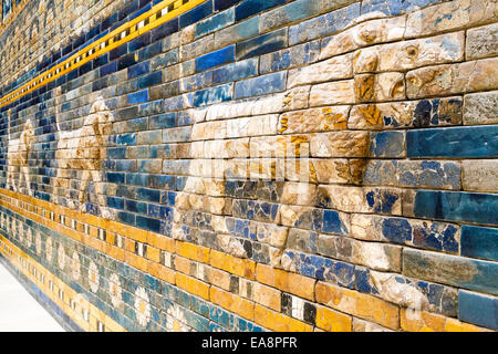 Close up con piastrelle di ceramica in leoni, Ishtar Gate, processionale modo, Pergamon Museum di Berlino, Germania Foto Stock