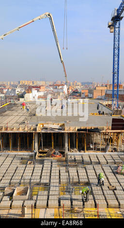 Barcellona - Gennaio 8: Spagnolo operaio edile, costruire un importante costruire su Gennaio 8, 2014 a Barcellona, Spagna. Foto Stock