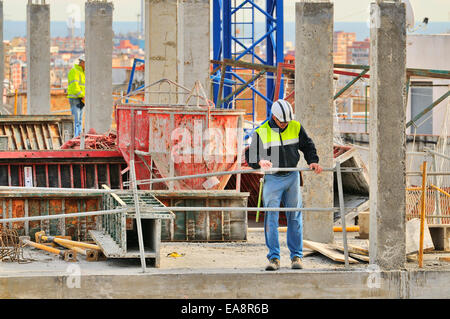 Barcellona - Gennaio 8: Spagnolo operaio edile, costruire un importante costruire su Gennaio 8, 2014 a Barcellona, Spagna. Foto Stock