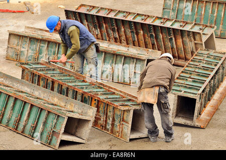 Barcellona - Gennaio 8: Spagnolo operaio edile, costruire un importante costruire su Gennaio 8, 2014 a Barcellona, Spagna. Foto Stock