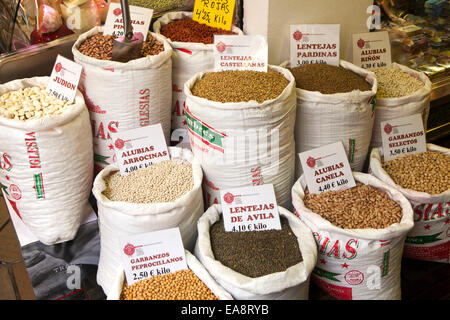 Sacchi di fagioli e legumi sul display in un mercato Barrio Macarena, Siviglia, Spagna Foto Stock