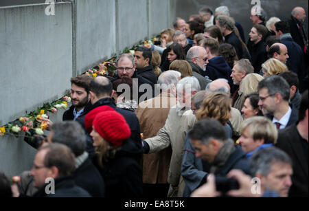 Berlino, Germania. 9 Nov, 2014. Le persone che frequentano un memoriale di attività per commemorare il venticinquesimo anniversario della caduta del muro di Berlino in Berlino, Germania, il nov. 9, 2014. Credito: Zhang ventola/Xinhua/Alamy Live News Foto Stock