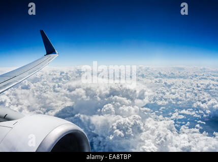 Vista dalla finestra di aereo. Volo sopra le nuvole Foto Stock