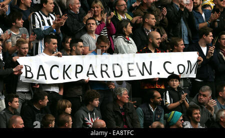 Newcastle, Regno Unito. 1 Nov, 2014. I fan di Newcastle sostituire la lettera S con una B su questo settimane poster - Barclays Premier League - Newcastle Utd vs Liverpool - St James Park Stadium - Newcastle Upon Tyne - Inghilterra - 1 Novembre 2014 - Picture Simon Bellis/Sportimage © csm/Alamy Live News Foto Stock