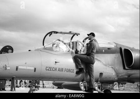 Un giovane ragazzo viene mostrato un ceco air force Aero L-159 Alca multi-ruolo aeromobile presso il Malta International Airshow 2014 Foto Stock