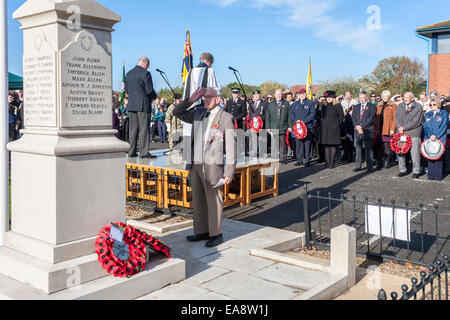 Shinfield Reading, Berkshire, Regno Unito, 9 novembre 2014. L uomo che rappresenta l'esercito paga i suoi rispetti a un servizio sul ricordo domenica per ricordare i caduti nel mondo le guerre e altri conflitti. Credito: Danny Callcut / Alamy Live News Foto Stock