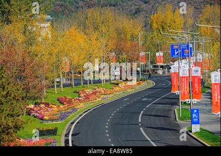 Pechino, Cina. 9 Nov, 2014. Questa foto non datata mostra il paesaggio nei pressi di Yanqi lago, uno dei due luoghi per la Cooperazione economica Asia-Pacifico (APEC) incontri a Pechino in Cina. Credito: Li Wanli/Xinhua/Alamy Live News Foto Stock