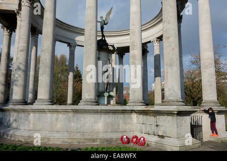 Cardiff, Galles, UK. 9 Novembre, 2014. Bambino cercando la Welsh National War Memorial a Cathays Park, Cardiff, Regno Unito. dopo il centenario ricordo il credito di servizio: Owain Thomas/Alamy Live News Foto Stock