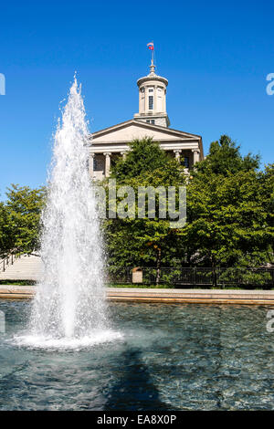 Vista dello Stato Capitol Building dalle disposizioni legislative Plaza in Nashville TN Foto Stock