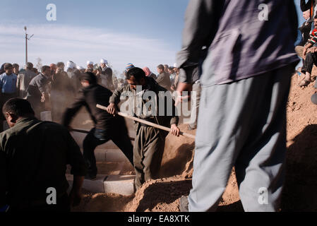 Profughi curdi bury 3 YPG curda combattenti che sono morti nelle battaglie contro lo Stato islamico forze in Kobane, Suruc, Turchia Foto Stock