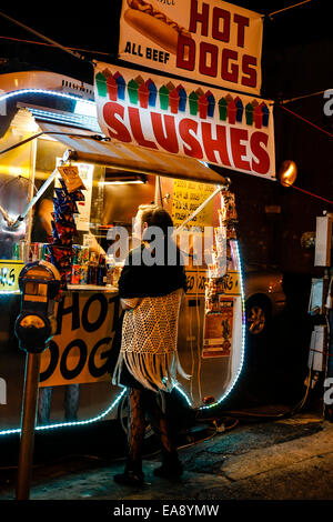 Venditore ambulante vendita di hot dog e granite da un rimorchio di notte in Nashville TN Foto Stock