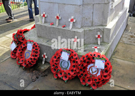 Carshalton, Surrey, Regno Unito. Il 9 novembre 2014. Centinaia di persone hanno partecipato al ricordo la domenica il servizio presso il monumento ai caduti in guerra a fianco di stagni in Carshalton. Consiglio leader Ruth Dombey e Sutton sindaco consigliere Arthur Hookway cui ghirlande accanto a quelli dei locali gruppi cadet e la Royal British Legion. Il nome di bronzo pannelli sono stati purtroppo rubato dalla prima guerra mondiale memorial durante un speight di furti nel 2011 e sostituito con pietra intagliata pannelli. Recentemente ha presentato questo mese è una pietra memoriale per i caduti di WW2. Foto Stock