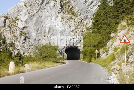 Vista panoramica della strada vuota e tunnel attraverso la montagna Foto Stock