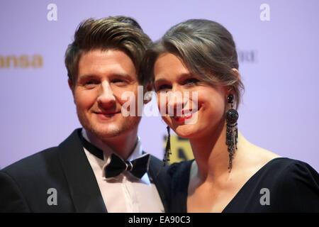 Francoforte, Germania. 8 Novembre, 2014. Volante tedesca Britta Heidemann (L) e il suo compagno Thorsten Weber arrivare per la stampa sportiva tedesca Ball 2014 a Francoforte in Germania, 8 novembre 2014. Foto: Fredrik von Erichsen/dpa/Alamy Live News Foto Stock