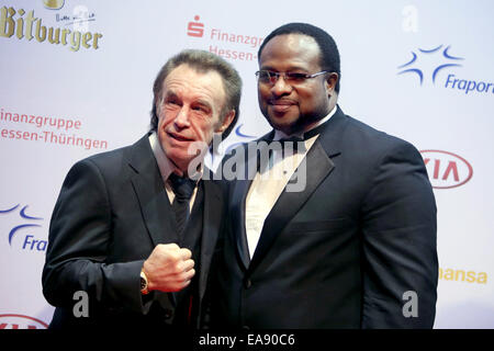 Francoforte, Germania. 8 Novembre, 2014. Ex boxe pro Lamon Brewster (r) e René Weller arrivare per la stampa sportiva tedesca Ball 2014 a Francoforte in Germania, 8 novembre 2014. Foto: Fredrik von Erichsen/dpa/Alamy Live News Foto Stock