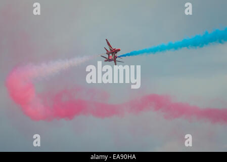 Cosford, Regno Unito - 8 Giugno 2014: RAF frecce rosse, visualizzazione presso la RAF Cosford Airshow. Foto Stock