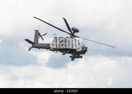 Cosford, Regno Unito - 8 Giugno 2014: un esercito britannico Apache elicottero, visualizzazione presso la RAF Cosford Airshow. Foto Stock