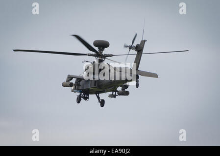 Cosford, Regno Unito - 8 Giugno 2014: un esercito britannico Apache elicottero, visualizzazione presso la RAF Cosford Airshow. Foto Stock