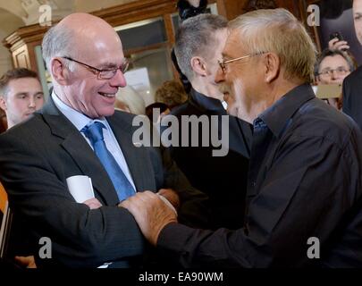 Berlino, Germania. 8 Novembre, 2014. Il Presidente del Bundestag tedesco Norbert Lammert (CDU, L) parla del musicista Wolf Biermann durante il concerto di gala di Wolf Biermann e il Zentralquartett a berline Ensemble Theatre di Berlino (Germania), 8 novembre 2014. Foto: Britta Pedersen/dpa/Alamy Live News Foto Stock