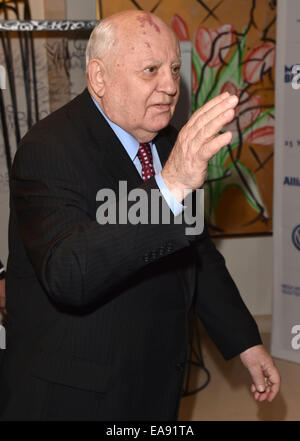 Hotel Adlon, Berlino, Germania. 8 Novembre, 2014. L ex Presidente dell Unione Sovietica Mikhail Sergeyevich Gorbachev arriva per il cinema per la pace eroi Gala-Dinner al Hotel Adlon, Berlino, Germania, 8 novembre 2014. La Germania celebra il venticinquesimo anniversario della caduta del muro di Berlino il 09 novembre. Foto: Jens Kalaene/dpa/Alamy Live News Foto Stock