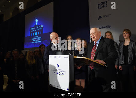 Hotel Adlon, Berlino, Germania. 8 Novembre, 2014. L ex Presidente dell Unione Sovietica Mikhail Sergeyevich Gorbachev parlare durante il cinema per la pace eroi Gala-Dinner al Hotel Adlon, Berlino, Germania, 8 novembre 2014. La Germania celebra il venticinquesimo anniversario della caduta del muro di Berlino il 09 novembre. Foto: Jens Kalaene/dpa/Alamy Live News Foto Stock