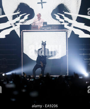 Mannheim, Germania. 8 Novembre, 2014. Il rapper tedesco Cro esegue sul palco a Mannheim, Germania, 8 novembre 2014. Cro stava eseguendo il suo primo concerto il suo attuale Mellow-tour in Germania. Foto: Ronald Wittek/dpa/Alamy Live News Foto Stock