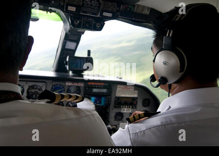 Nov. 9, 2014 - Port Kaituma, Barima Waini, GUYANA - 08 Novembre, 2014.Capitano pilota Gerry Gouveia e suo figlio Gerry Gouveia jr. Cercare la destinazione di Port Kaituma nella provincia Barima-Waini della Guyana. È una delle città di frontiera della parte nord-ovest del paese e ha visto un afflusso di miniere di oro e la bauxite in la fitta giungla aventi un impatto sull'ambiente e le infrastrutture della comunità. Credito: Ralph Lauer/ZUMA filo/Alamy Live News Foto Stock