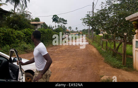 Nov. 9, 2014 - Port Kaituma, Guyana. Port Kaituma nella provincia Barima-Waini della Guyana è una delle città di frontiera della parte nord-ovest del paese. La zona ha visto un afflusso di miniere di oro e la bauxite in la fitta giungla aventi un impatto sull'ambiente e le infrastrutture della comunità che soffre di poveri e strade impraticabili durante la stagione delle piogge. Credito: Ralph Lauer/ZUMA filo/Alamy Live News Foto Stock