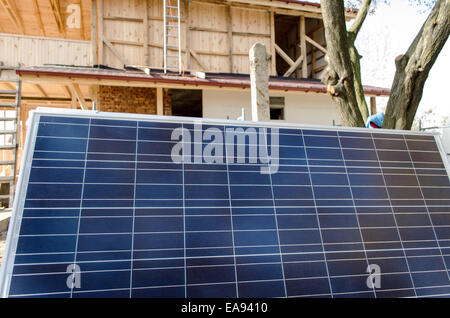 Pannelli solari fotovoltaici montati su un piastrellato sul tetto della casa Foto Stock