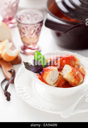 Farcite involtini di cavolo con pollo e riso in salsa di pomodoro Foto Stock