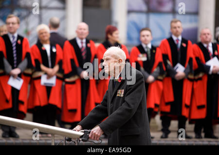 Belfast, Irlanda. Il 9 novembre 2014. Un vecchio soldato a corona recante cerimonia presso il Cenotafio a Belfast per commemorare la Giornata Nazionale del Ricordo Foto Stock