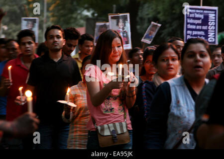 Le persone prendono parte ad un lume di candela protesta a sostegno di uno dei bambini scomparsi la famiglia a Jantar Mantar domenica a Nuova Delhi. Famiglie di Uttar Pradesh (un prossimo stato di Delhi) protestavano per la loro richiesta di una rapida indagine per i loro bambini scomparsi. Credito: Anil Kumar Shakya/Pacific Press/Alamy Live News Foto Stock