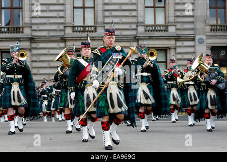 Glasgow, Regno Unito. 09Nov, 2014. La commemorazione annuale parata del giorno si è tenuto presso il cenotafio in George Square, Glasgow, al di fuori della City Chambers. Tutti i reggimenti scozzesi e di servizi armati sono stati rappresentati presso la parata e molti dignitari e i membri del parlamento scozzese hanno inoltre partecipato a gettare ghirlande, tra cui Nicola storione, Primo ministro designato, Johanne Lamont, passato leader del partito laburista in Scozia e Ruth Davidson, il leader dei conservatori scozzese. Credito: Findlay/Alamy Live News Foto Stock