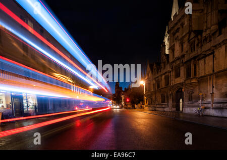Oxford Hight Street di notte con striature di luce dal passaggio di automobili Foto Stock