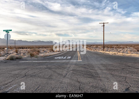 Strada deserta collegato Route 66 con gli aghi in autostrada in Essex, CALIFORNIA, STATI UNITI D'AMERICA Foto Stock