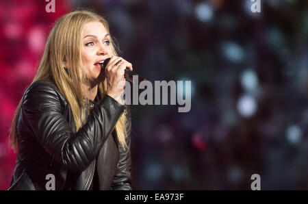 Berlino, Germania. 9 Nov, 2014. Cantante Anna Loos del gruppo Silly esegue sul palco durante i festeggiamenti presso la Porta di Brandeburgo a Berlino (Germania), 9 novembre 2014. Numerosi sono gli eventi che si svolgerà a Berlino per commemorare il venticinquesimo anniversario della caduta del muro di Berlino. Foto: Bernd von Jutrczenka/dpa/Alamy Live News Foto Stock