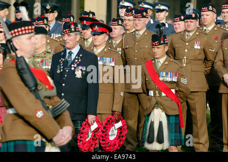 Glasgow, Regno Unito. 09Nov, 2014. La commemorazione annuale parata del giorno si è tenuto presso il cenotafio in George Square, Glasgow, al di fuori della City Chambers. Tutti i reggimenti scozzesi e di servizi armati sono stati rappresentati presso la parata e molti dignitari e i membri del parlamento scozzese hanno inoltre partecipato a gettare ghirlande, tra cui Nicola storione, Primo ministro designato, Johanne Lamont, passato leader del partito laburista in Scozia e Ruth Davidson, il leader dei conservatori scozzese. Credito: Findlay/Alamy Live News Foto Stock