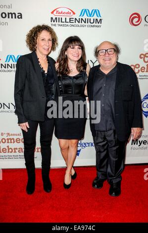 Danny DeVito, moglie Rhea Perlman e figlia Lucy DeVito MYELMOA INTERNAZIONALE FOUNDATION 8TH annuale celebrazione della commedia di Hollywood 2014.08.11 Foto Stock