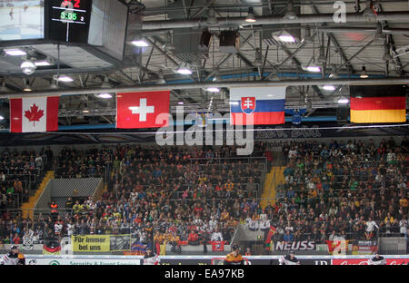 Monaco di Baviera, Germania. 9 Nov, 2014. Olympia Ice Rink Monaco di Baviera .Hockey su Ghiaccio Deutschland Cup, team Canada vs team Germany, Monaco di Baviera, Olympia pista di pattinaggio su ghiaccio, 09 novembre 2014, ogni anno a novembre si svolge a Monaco di Baviera il Hockey su Ghiaccio Deutschland Cup con 4 squadre tra cui un team dal Nord America. Team Canada è costituito da giocatori che giocano in Europa. © Wolfgang Fehrmann/Wolfgang Fehrmann/ZUMA filo/Alamy Live News Foto Stock