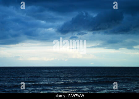 Nuvole temporalesche sopra il Mar Baltico. Gdansk Bay, Pomerania, Polonia settentrionale. Foto Stock