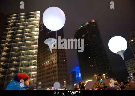 Berlino, Germania. 9 Nov, 2014. Palloncini illuminati, parte del cosiddetto 'confine di luce', salire verso il cielo alla Potsdamer Platz (quadrato) di Berlino, Germania, 9 novembre 2014. Il "Confine di luce' tracce il corso dell'ex muro di Berlino tra Berlino Ovest e Berlino Est su un tratto di 15 chilometro in tutta la città di Berlino. Numerosi sono gli eventi che si svolgerà a Berlino per commemorare il venticinquesimo anniversario della caduta del muro di Berlino. Foto: Soeren Stache/dpa/Alamy Live News Foto Stock