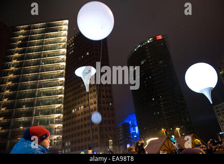 Berlino, Germania. 9 Nov, 2014. Palloncini illuminati, parte del cosiddetto 'confine di luce', salire verso il cielo alla Potsdamer Platz (quadrato) di Berlino, Germania, 9 novembre 2014. Il "Confine di luce' tracce il corso dell'ex muro di Berlino tra Berlino Ovest e Berlino Est su un tratto di 15 chilometro in tutta la città di Berlino. Numerosi sono gli eventi che si svolgerà a Berlino per commemorare il venticinquesimo anniversario della caduta del muro di Berlino. Foto: Soeren Stache/dpa/Alamy Live News Foto Stock