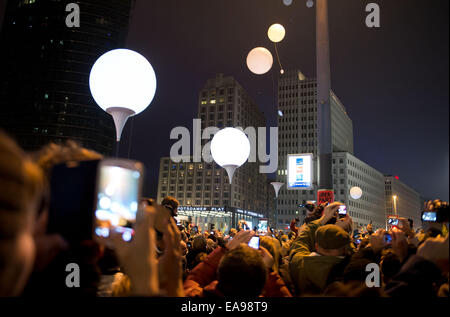 Berlino, Germania. 9 Nov, 2014. Palloncini illuminati, parte del cosiddetto 'confine di luce', salire verso il cielo alla Potsdamer Platz (quadrato) di Berlino, Germania, 9 novembre 2014. Il "Confine di luce' tracce il corso dell'ex muro di Berlino tra Berlino Ovest e Berlino Est su un tratto di 15 chilometro in tutta la città di Berlino. Numerosi sono gli eventi che si svolgerà a Berlino per commemorare il venticinquesimo anniversario della caduta del muro di Berlino. Foto: Soeren Stache/dpa/Alamy Live News Foto Stock