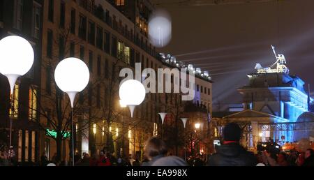 Berlino, Germania. 9 Nov, 2014. Palloncini del cosiddetto 'Lichtgrenze' (Confine di luce), salire verso il cielo in occasione del XXV anniversario della caduta del muro di Berlino davanti alla Porta di Brandeburgo a Berlino (Germania), 9 novembre 2014. Numerosi sono gli eventi che si svolgerà a Berlino per commemorare il venticinquesimo anniversario della caduta del muro di Berlino. Foto: Wolfgang Kumm/dpa/Alamy Live News Foto Stock