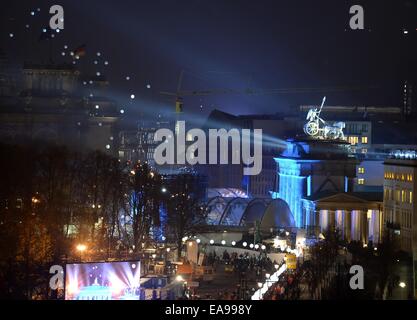 Berlino, Germania. 9 Nov, 2014. Palloncini del cosiddetto 'Lichtgrenze' (Confine di luce), salire verso il cielo in occasione del XXV anniversario della caduta del muro di Berlino davanti alla Porta di Brandeburgo a Berlino (Germania), 9 novembre 2014. Numerosi sono gli eventi che si svolgerà a Berlino per commemorare il venticinquesimo anniversario della caduta del muro di Berlino. Foto: Britta Pedersen/dpa/Alamy Live News Foto Stock