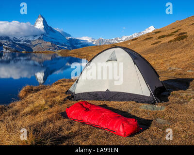 Tenda vicino Cervino durante la mattina presto con relfection StelliSee in Zermatt, Svizzera Foto Stock