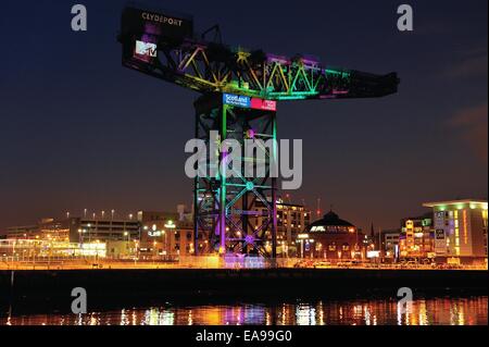 Glasgow, Regno Unito. 09Nov, 2014. Il Finnieston gru è illuminato per celebrare MTV awards a Idro arena Credito: Tony Clerkson/Alamy Live News Foto Stock