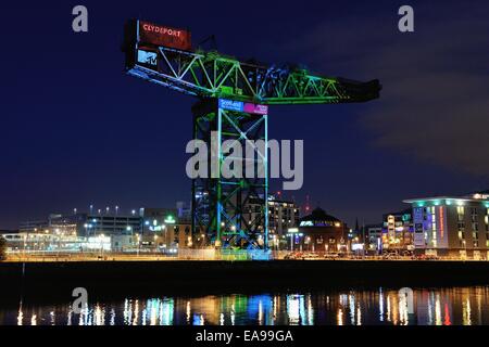 Glasgow, Regno Unito. 09Nov, 2014. Il Finnieston gru è illuminato per celebrare MTV awards a Idro arena Credito: Tony Clerkson/Alamy Live News Foto Stock