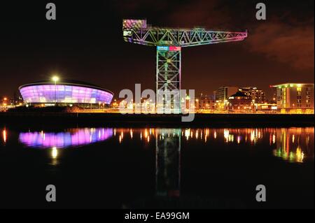 Glasgow, Regno Unito. 09Nov, 2014. Il Finnieston gru e SSE idro arena sono accese fino a celebrare MTV awards a Idro Credito: Tony Clerkson/Alamy Live News Foto Stock